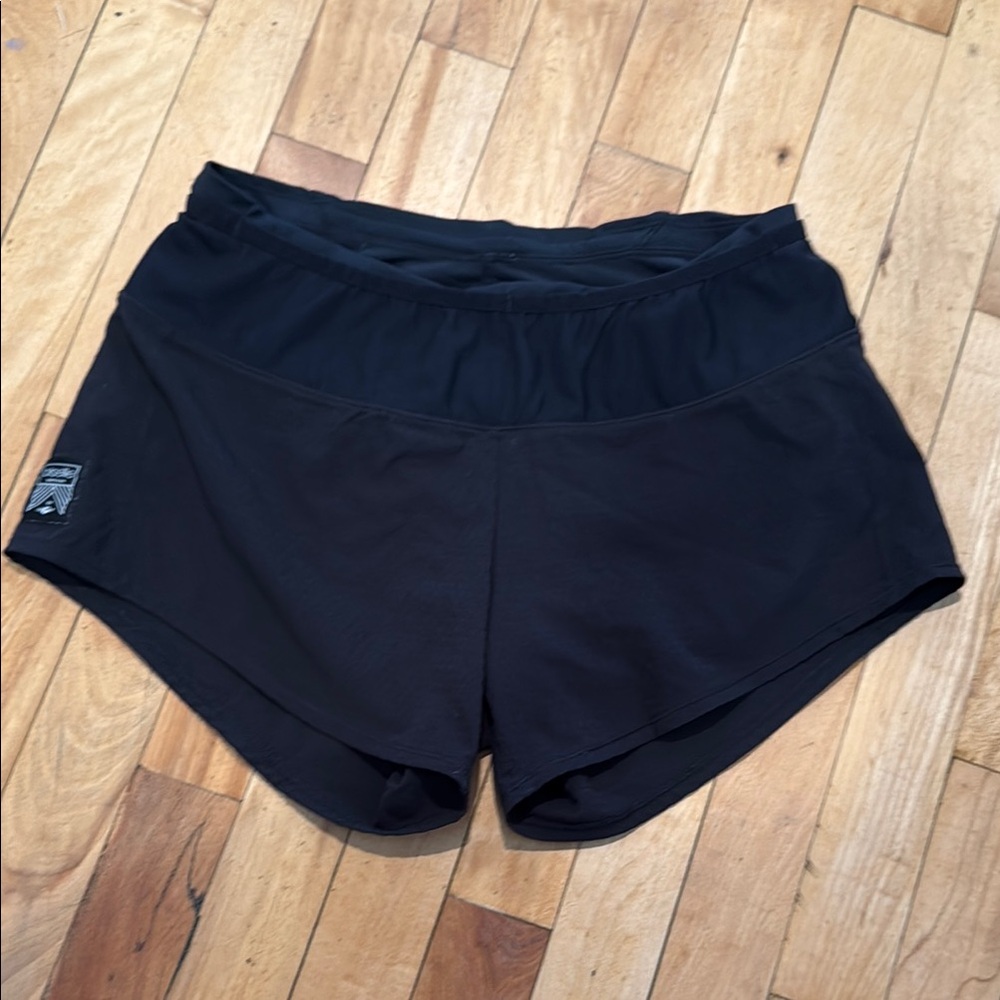 Oiselle Black Toolbelt Roga shorts